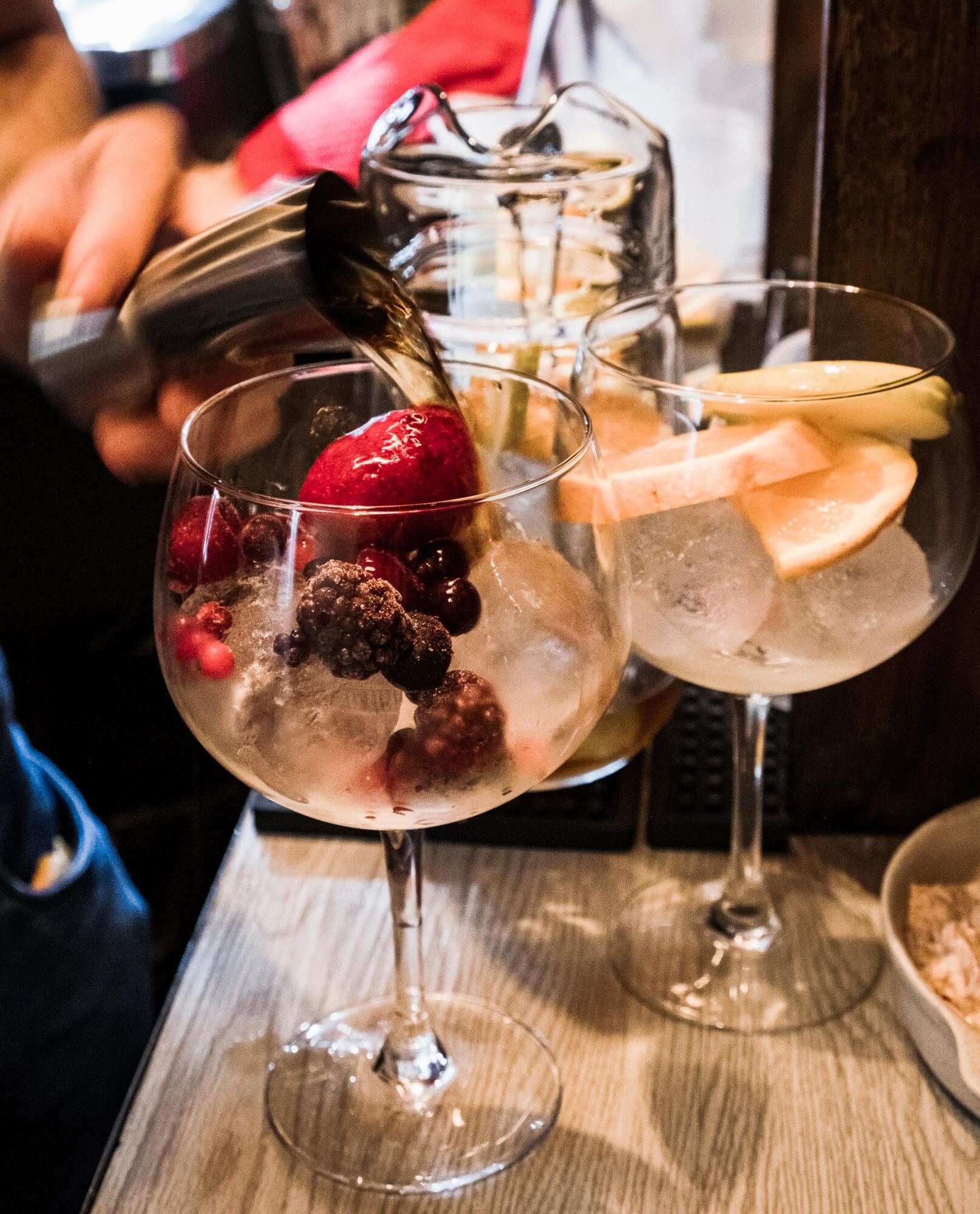 Copos de sangria com frutos vermelhos