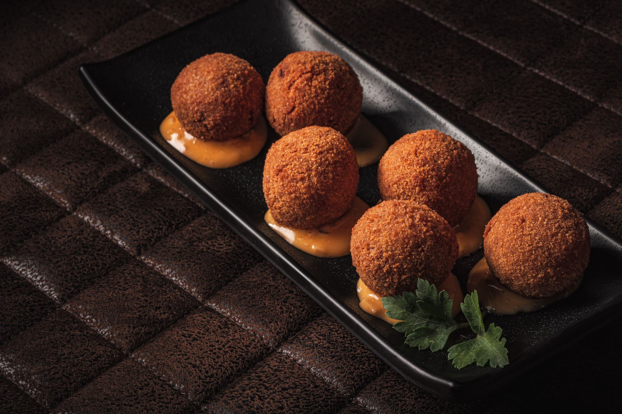 Bolinhas de Alheira de Caça com Molho Sriracha